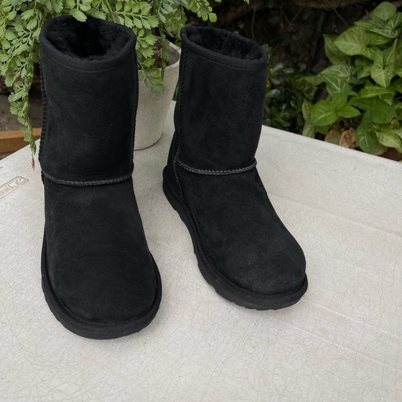 UGG classic Short Youth size 4 fits women size 6 - Picture 4 of 7